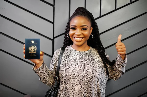 Primer Plano Retrato Una Joven Afroamericana Positiva Con Pasaporte Jamaica — Foto de Stock