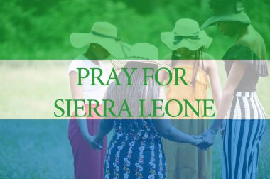 Sierra Leone için dua et. Dört Afrikalı kadın el ele tutuşup dua ediyor. Afrika ülkesinde kriz kavramı.