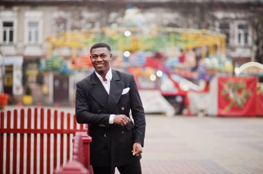 Takım elbiseli genç ve yakışıklı Afro-Amerikan işadamının portresi..