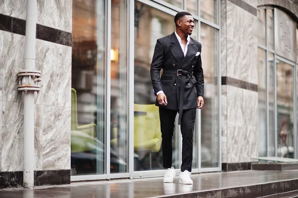 Retrato Joven Guapo Hombre Negocios Afroamericano Traje Zapatillas Blancas — Foto de Stock