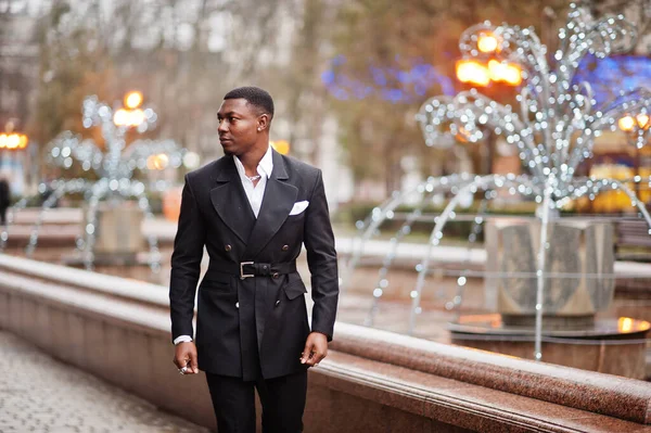 Retrato Joven Guapo Hombre Negocios Afroamericano Traje Caminando Por Cemter — Foto de Stock