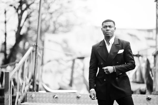 Πορτρέτο Του Νεαρού Και Όμορφου Αφροαμερικανού Επιχειρηματία Κοστούμι Θέτουν Φόντο — Φωτογραφία Αρχείου