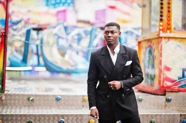 若いとハンサムなアフリカ系アメリカ人ビジネスマンの肖像 背景色の良いカルーセル観光スポット — ストック写真