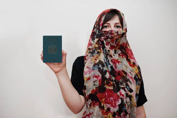 Joven Musulmana Árabe Vestida Con Ropa Hiyab Con Pasaporte República — Foto de Stock