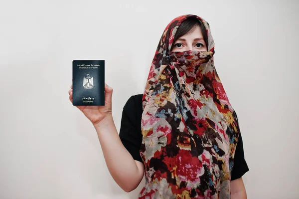 Joven Árabe Musulmana Vestida Con Ropa Hijab Sostiene Pasaporte República — Foto de Stock