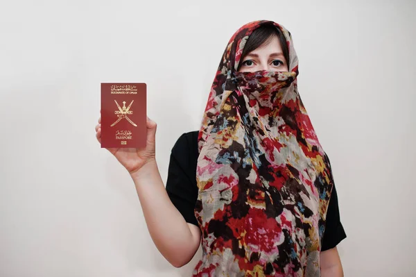 Joven Musulmana Árabe Con Ropa Hijab Sostiene Sultanato Omán Pasaporte — Foto de Stock