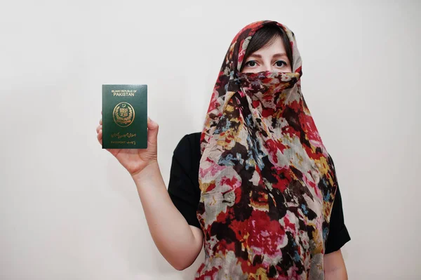 Joven Musulmana Árabe Vestida Con Ropa Hijab Sostiene Pasaporte República — Foto de Stock