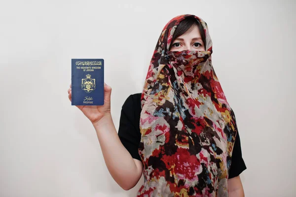 Joven Musulmana Árabe Vestida Con Ropa Hijab Sostiene Pasaporte Del — Foto de Stock