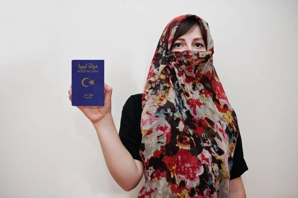 Joven Musulmana Árabe Vestida Con Ropa Hijab Con Pasaporte Del — Foto de Stock