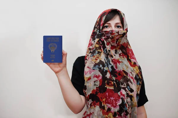 Jovem Mulher Muçulmana Árabe Roupas Hijab Segurar Estado Kuwait Passaporte — Fotografia de Stock