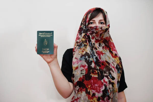 Joven Musulmana Árabe Vestida Con Ropa Hijab Con Pasaporte República — Foto de Stock