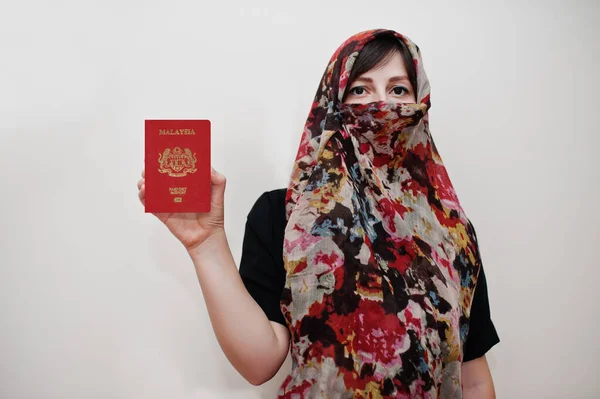 Mujer Musulmana Árabe Joven Ropa Hijab Tienen Pasaporte Malasia Sobre — Foto de Stock