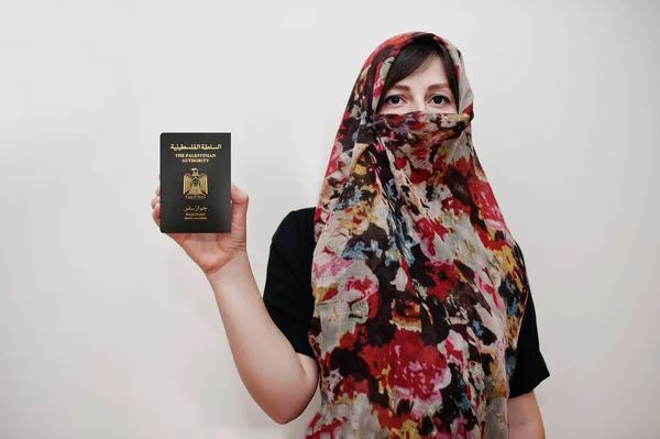 Joven Musulmana Árabe Vestida Con Ropa Hijab Con Pasaporte Del — Foto de Stock