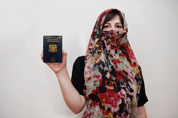 Joven Musulmana Árabe Vestida Con Ropa Hijab Sostiene Pasaporte República — Foto de Stock