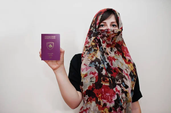 Joven Musulmana Árabe Vestida Con Ropa Hijab Con Pasaporte República — Foto de Stock