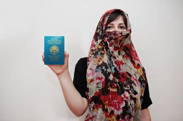 Joven Musulmana Árabe Vestida Con Ropa Hijab Sostiene Pasaporte República — Foto de Stock