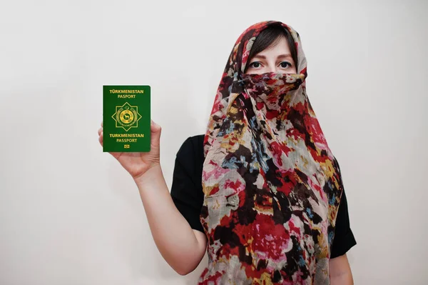 Joven Musulmana Árabe Vestida Con Ropa Hijab Sostiene Pasaporte Turkmenistán — Foto de Stock