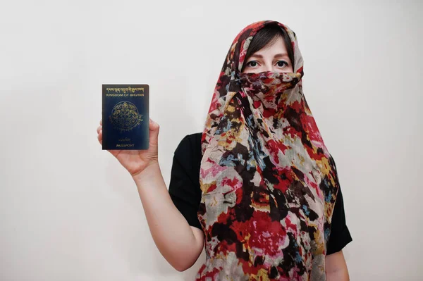 Joven Musulmana Árabe Vestida Con Ropa Hijab Sostiene Pasaporte Del — Foto de Stock