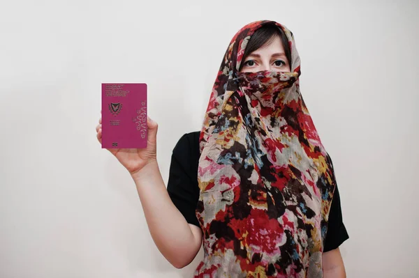 Młoda Arabska Muzułmanka Hidżabskich Ciuchach Posiada Paszport Republiki Cypryjskiej Białym — Zdjęcie stockowe