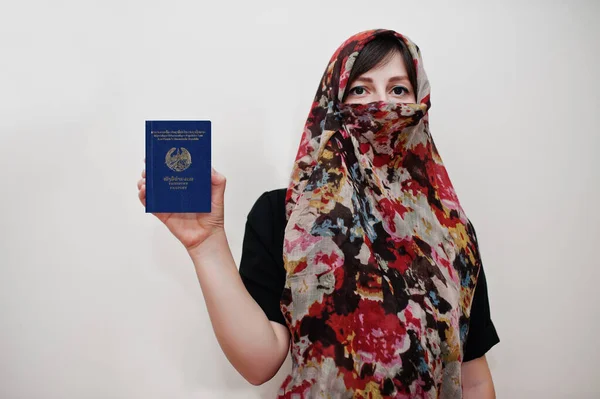 Jovem Mulher Muçulmana Árabe Roupas Hijab Segurar Passaporte República Democrática — Fotografia de Stock