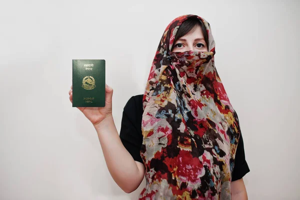 Joven Musulmana Árabe Vestida Con Ropa Hiyab Sostiene Pasaporte República — Foto de Stock