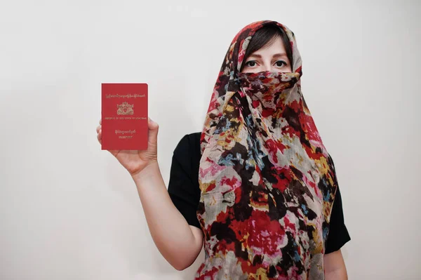 Joven Musulmana Árabe Vestida Con Ropa Hiyab Con Pasaporte República — Foto de Stock