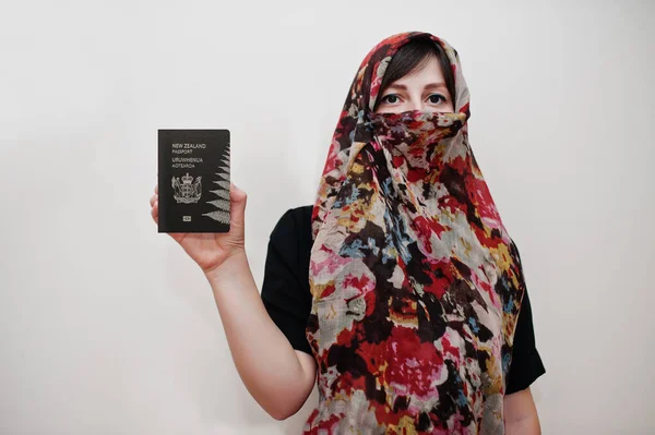 Młoda Arabska Muzułmanka Hidżabskich Ciuchach Posiada Paszport Nowej Zelandii Białym — Zdjęcie stockowe