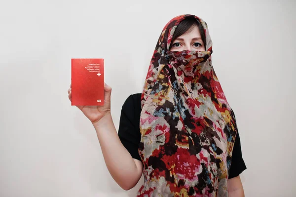 Młoda Arabska Muzułmanka Hidżabskich Ciuchach Posiada Paszport Konfederacji Szwajcarskiej Białym — Zdjęcie stockowe