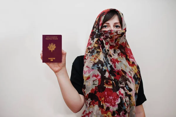 Jovem Mulher Muçulmana Árabe Roupas Hijab Segurar Passaporte República Francesa — Fotografia de Stock