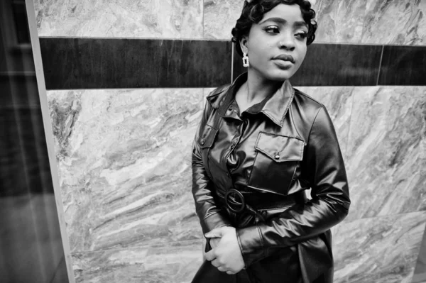 Moda Harikası Afro Amerikan Kadın Sokakta Siyah Deri Ceketle Poz — Stok fotoğraf