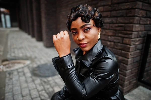 Мода Красива Афро Американська Жінка Яка Поклала Чорну Шкіряну Куртку — стокове фото
