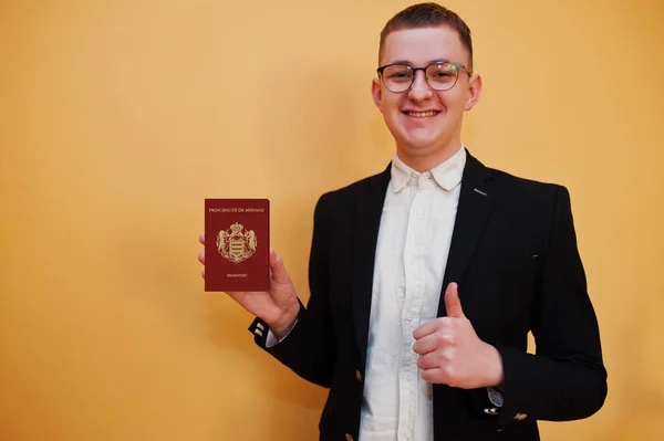 Joven Hombre Guapo Sosteniendo Principado Mónaco Identificación Pasaporte Sobre Fondo — Foto de Stock