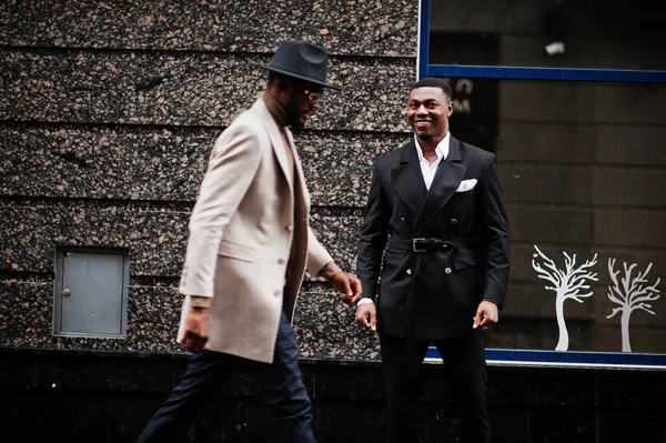 二人の黒人男性が通りを歩いている アフリカ系アメリカ人男性モデルのファッショナブルな肖像画 スーツ コート 帽子を着用する — ストック写真