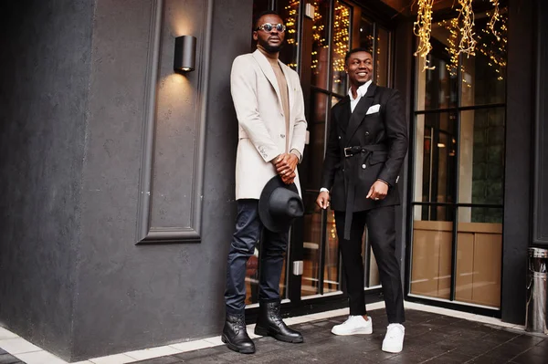 Два Черных Мужчины Моды Позируют Против Дома Гирляндами Модный Портрет — стоковое фото