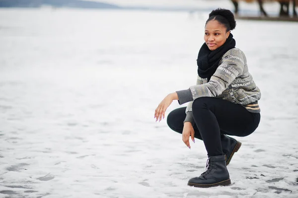 African Woman Wear Black Scarf Pose Frozen Ice Lake Winter — Stock Photo, Image
