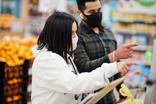 Asyalı Çift Salgın Sırasında Süpermarkette Koruyucu Yüz Maskesi Alışverişinde Birlikte — Stok fotoğraf