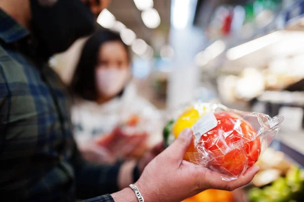 Azjaci Noszą Maski Ochronne Podczas Pandemii Supermarkecie Zabieranie Warzyw Lodówki — Zdjęcie stockowe
