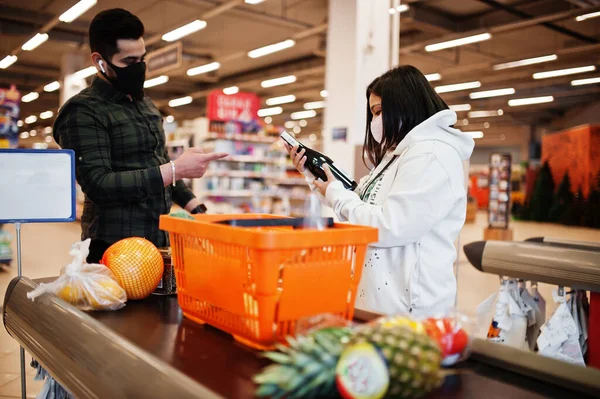 Asyalı Çift Salgın Sırasında Süpermarkette Koruyucu Yüz Maskesi Alışverişinde Birlikte — Stok fotoğraf