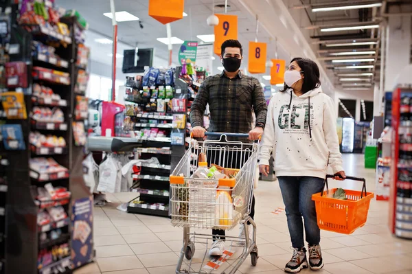 Asiático Casal Desgaste Protetora Máscara Facial Compras Juntos Supermercado Durante — Fotografia de Stock