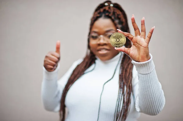 Mujer Negocios Afroamericana Mostrar Moneda Cardano Pulgar Hacia Arriba Concepto — Foto de Stock