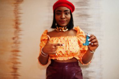 Astım spreyi kullanan Afro-Amerikan bir kadın. Hastalık nöbeti geçiriyor.