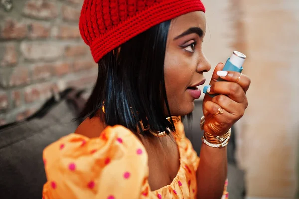 Jovem Afro Americana Usando Inalador Asma Ataque Doença — Fotografia de Stock