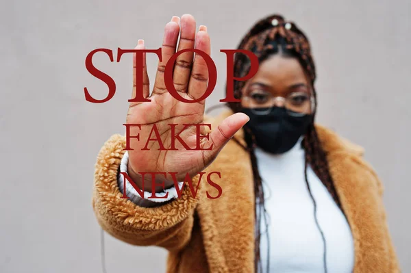 Stop Falske Nyheder Afrikansk Amerikansk Kvinde Iført Sort Ansigtsmaske Show - Stock-foto