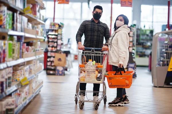 Asiático Casal Desgaste Protetora Máscara Facial Compras Juntos Supermercado Durante — Fotografia de Stock