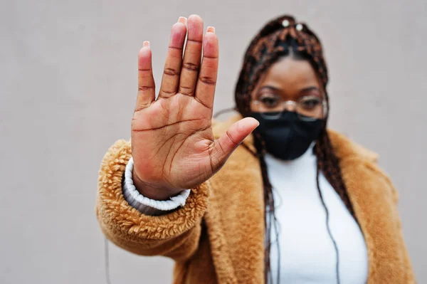 Glamourøs Afrikansk Amerikansk Kvinde Varm Pels Sort Ansigtsmaske Viser Stop - Stock-foto