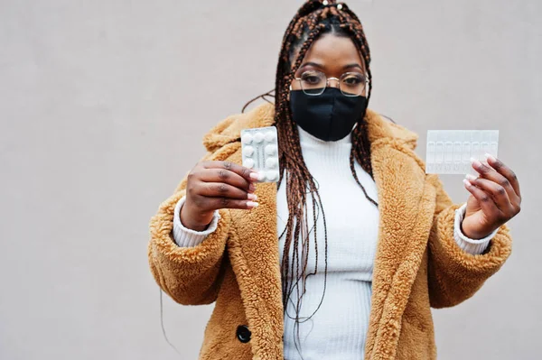 Afrikansk Amerikansk Kvinde Briller Sort Beskyttende Ansigtsmaske Viser Piller - Stock-foto