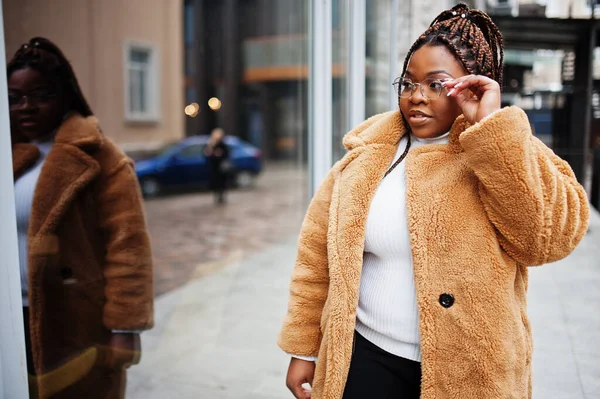 Glamorosa Mujer Afroamericana Abrigo Piel Caliente Gafas Posan Calle — Foto de Stock