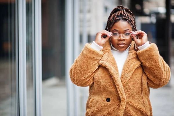 Glamorosa Mujer Afroamericana Abrigo Piel Caliente Gafas Posan Calle — Foto de Stock