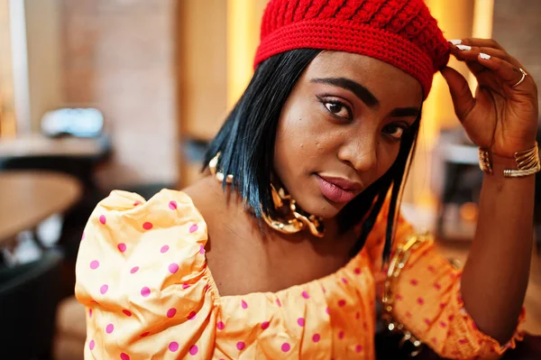 Elegante Mujer Afroamericana Boina Roja Francesa Gran Camisa Lunares Cadena — Foto de Stock