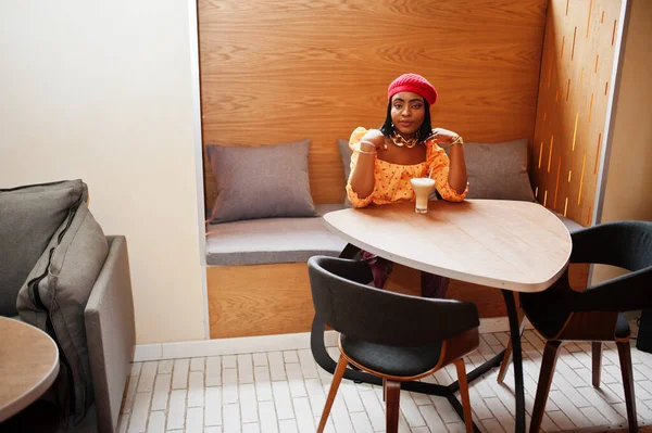 Елегантна Афро Американська Жінка Червоному Френч Береті Великий Ланцюжок Золотої — стокове фото